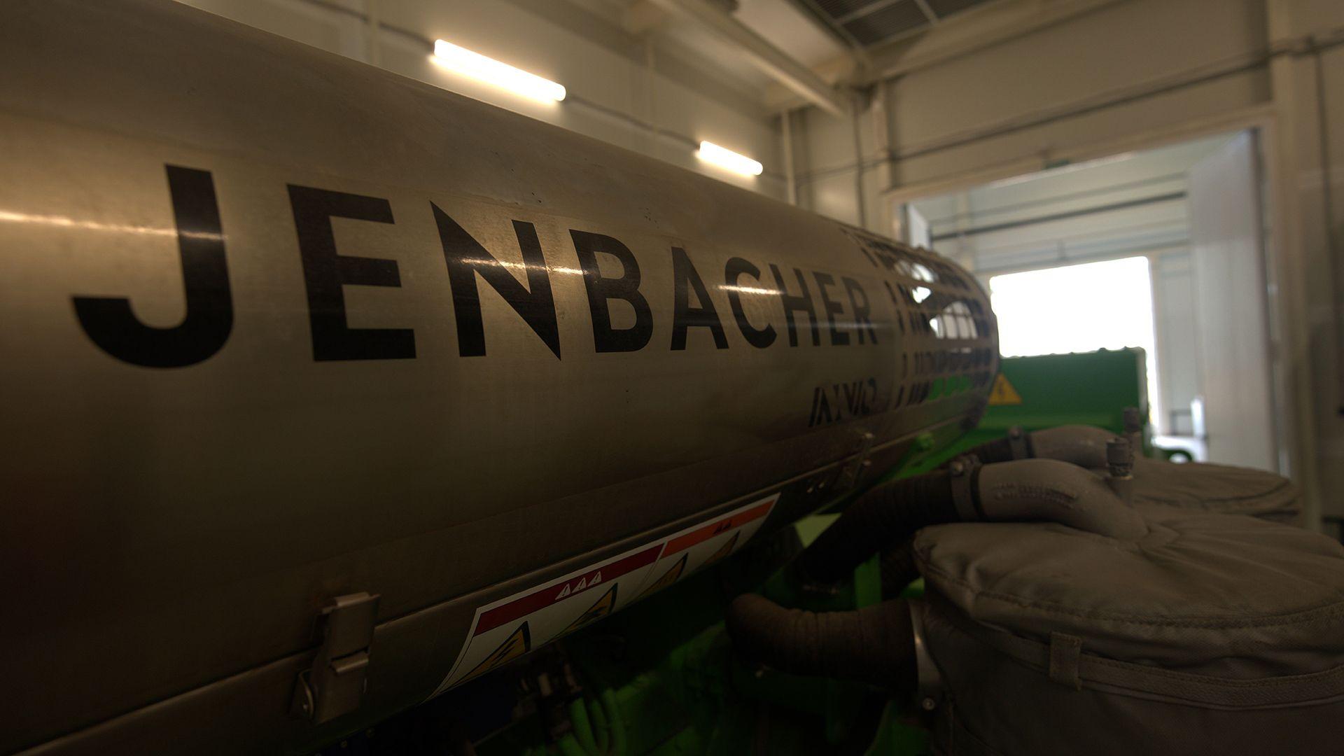 Слайд 1: Энергоцентр состоит из 8 энергоблоков и является одним из крупнейших энергоцентров в России.
Особенностью работы энергоц...