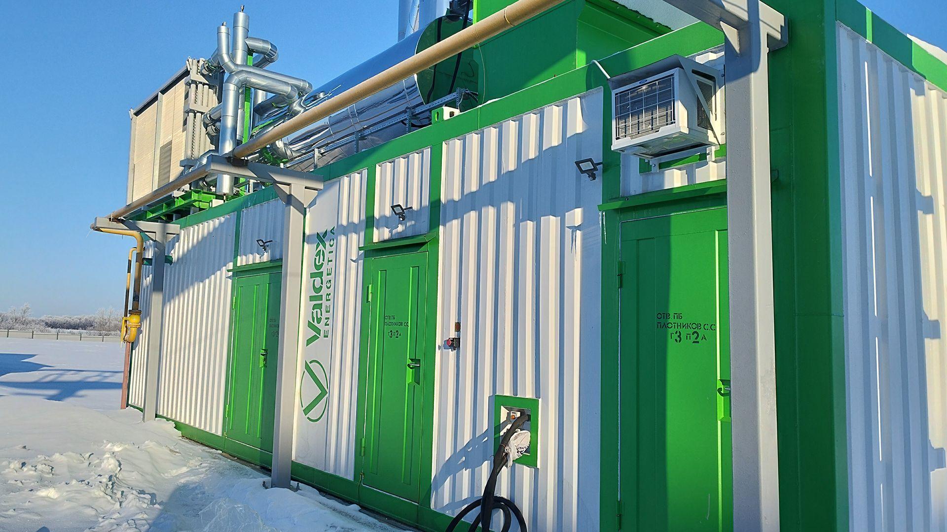 Слайд 3: Оборудование энергоцентра смонтировано в цельносварном, утепленном, шумопоглощающем контейнере. Это решение обладает клю...